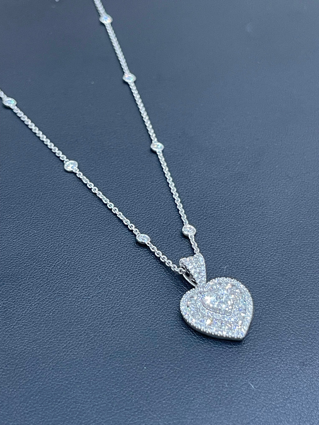 Weißgoldene Diamantherz-Halskette mit verstreuter Diamantkette