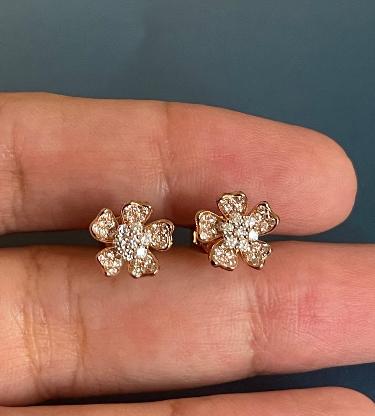 Boucles d'oreilles en diamant en forme de trèfle, en or rose 18 carats.