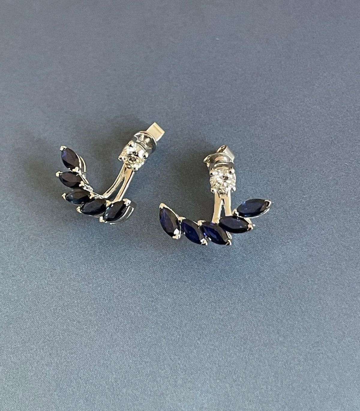 Boucles d'oreilles en or blanc serties de saphirs et de diamants.