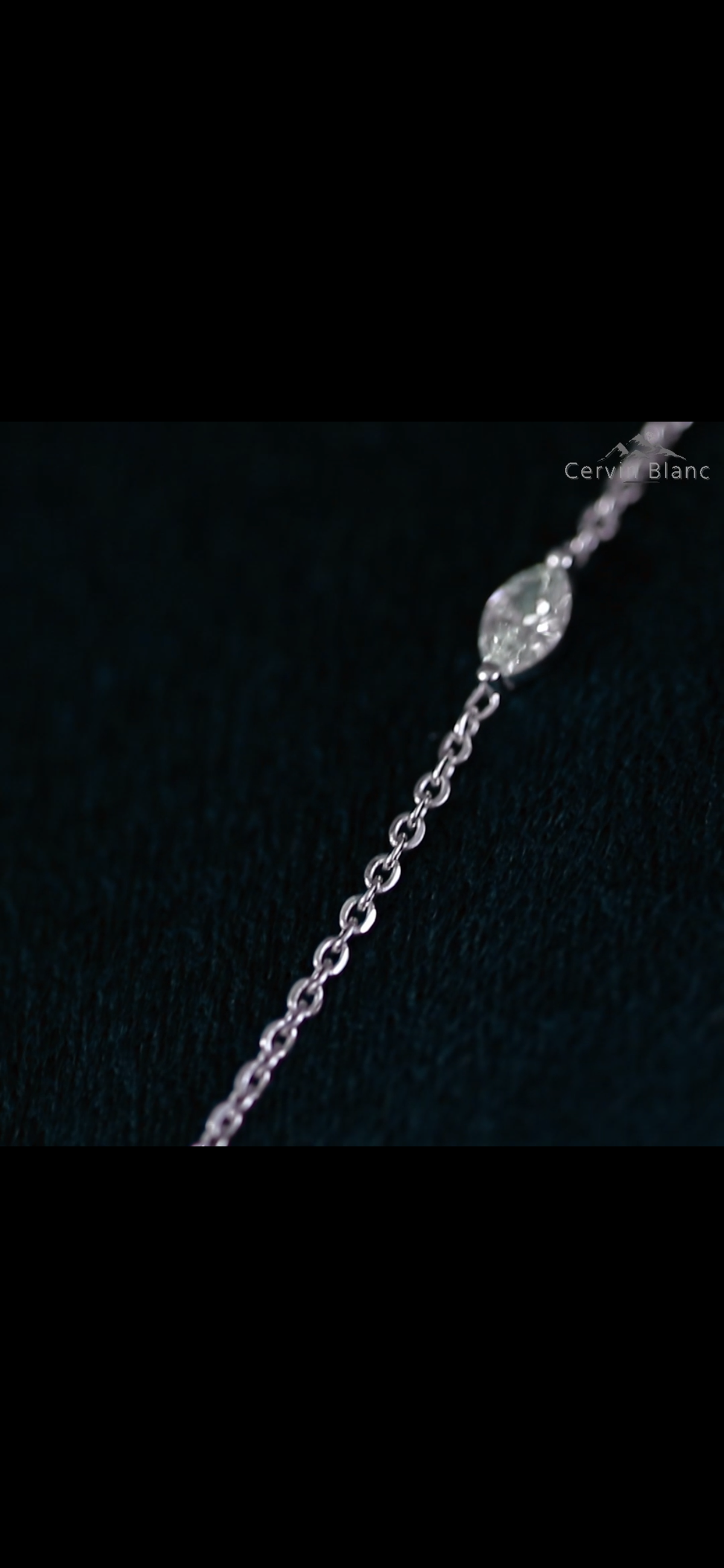 Collier en or blanc 18 carats serti d'un diamant taille marquise de 1,15 carat, formant une feuille.