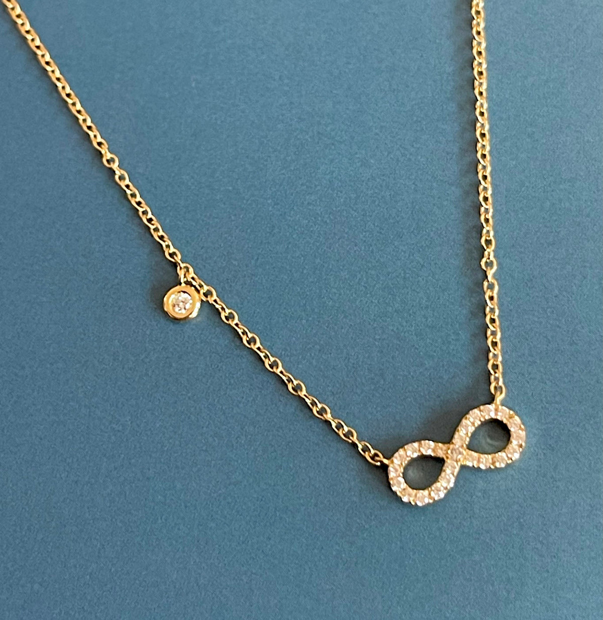  Collana con ciondolo Infinity in oro giallo 18 carati e diamanti con ciondolo solitario