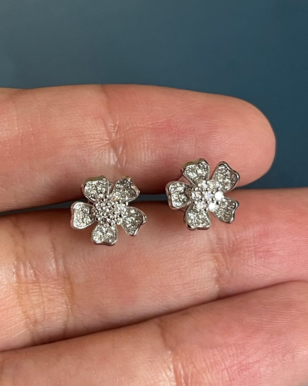 Boucles d'oreilles en diamant en forme de trèfle, puces d'oreilles en or blanc 18 carats