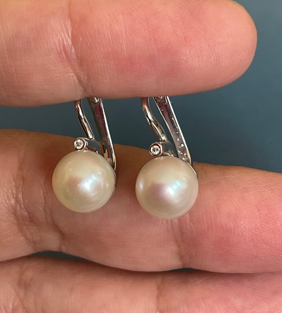 Boucles d'oreilles en or blanc 18 carats avec diamants et perles, fermoir à levier