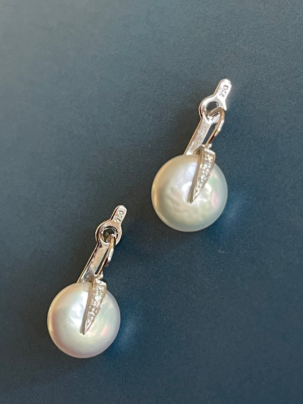 Boucles d'oreilles en or blanc 18 carats avec diamants et perles, fermoir à levier
