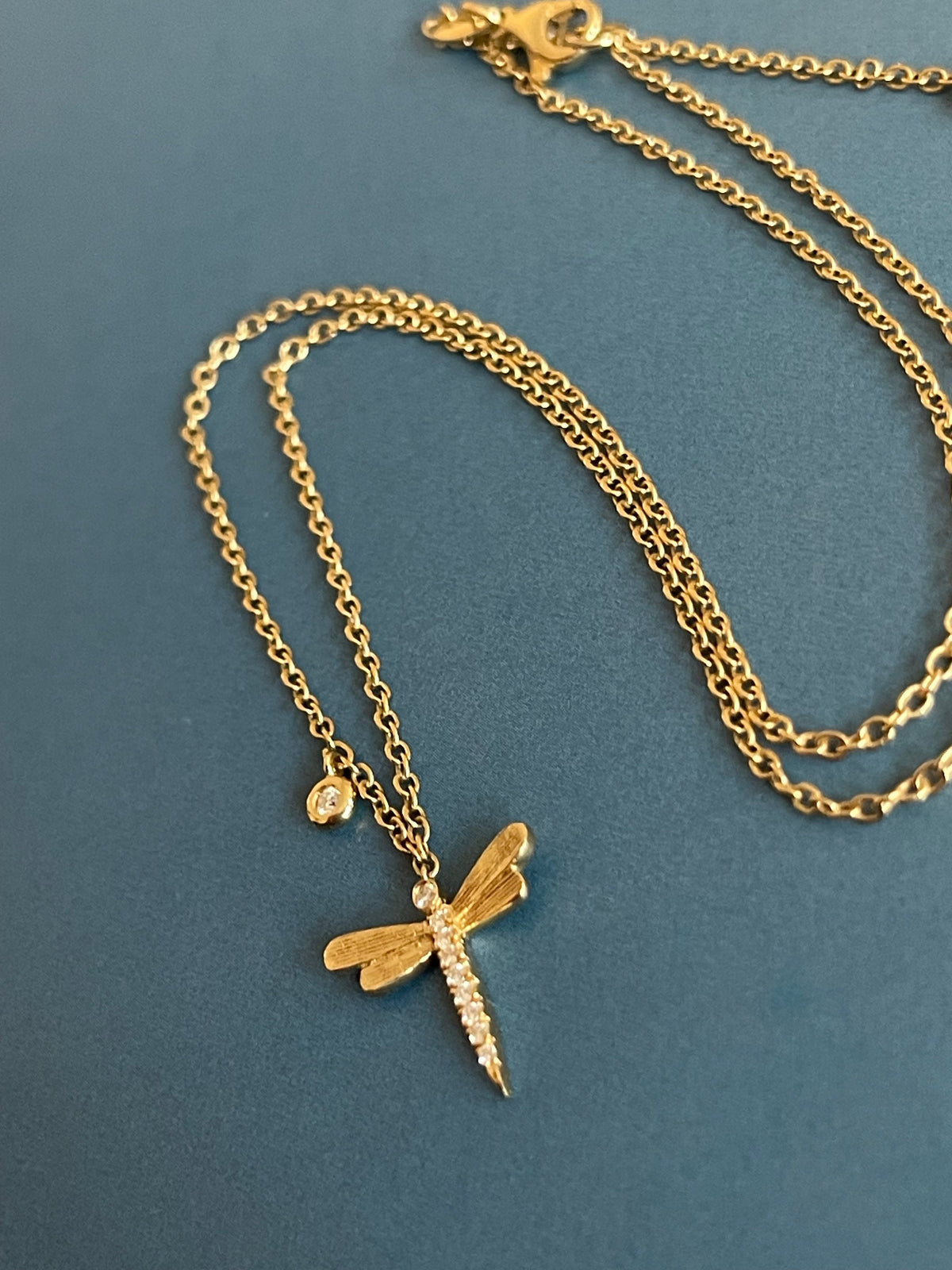  Collana in oro giallo 18 carati con diamanti, ciondolo a forma di libellula con ciondolo solitario