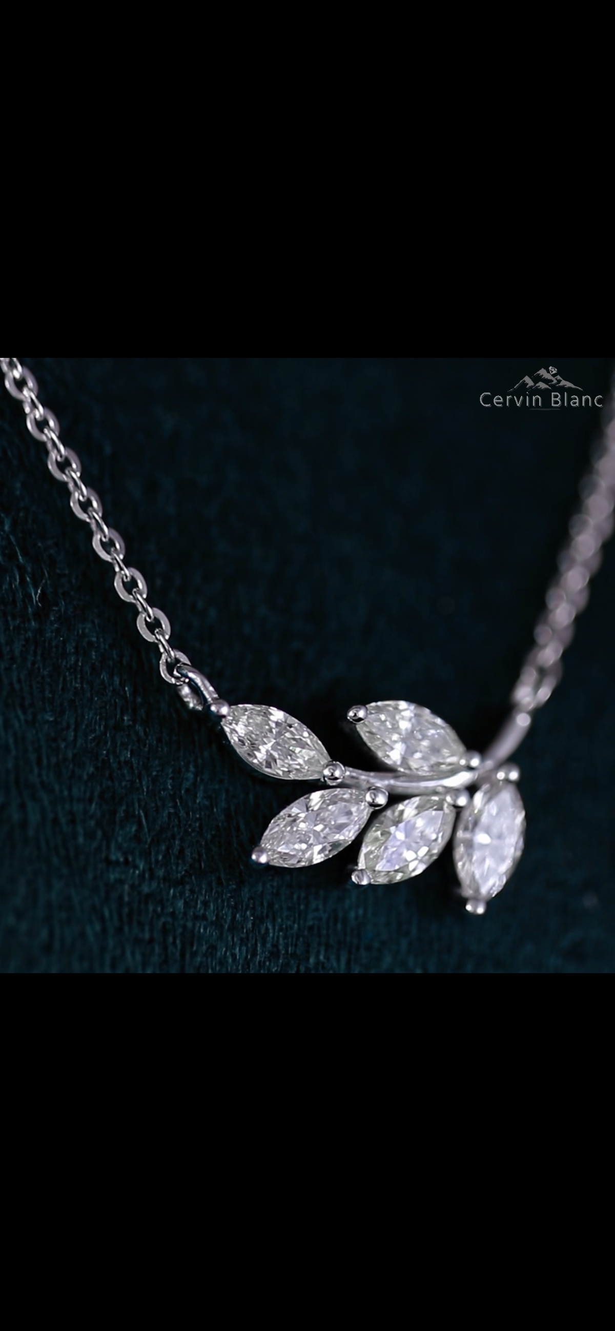 Collier en or blanc 18 carats serti d'un diamant taille marquise de 1,15 carat, formant une feuille.