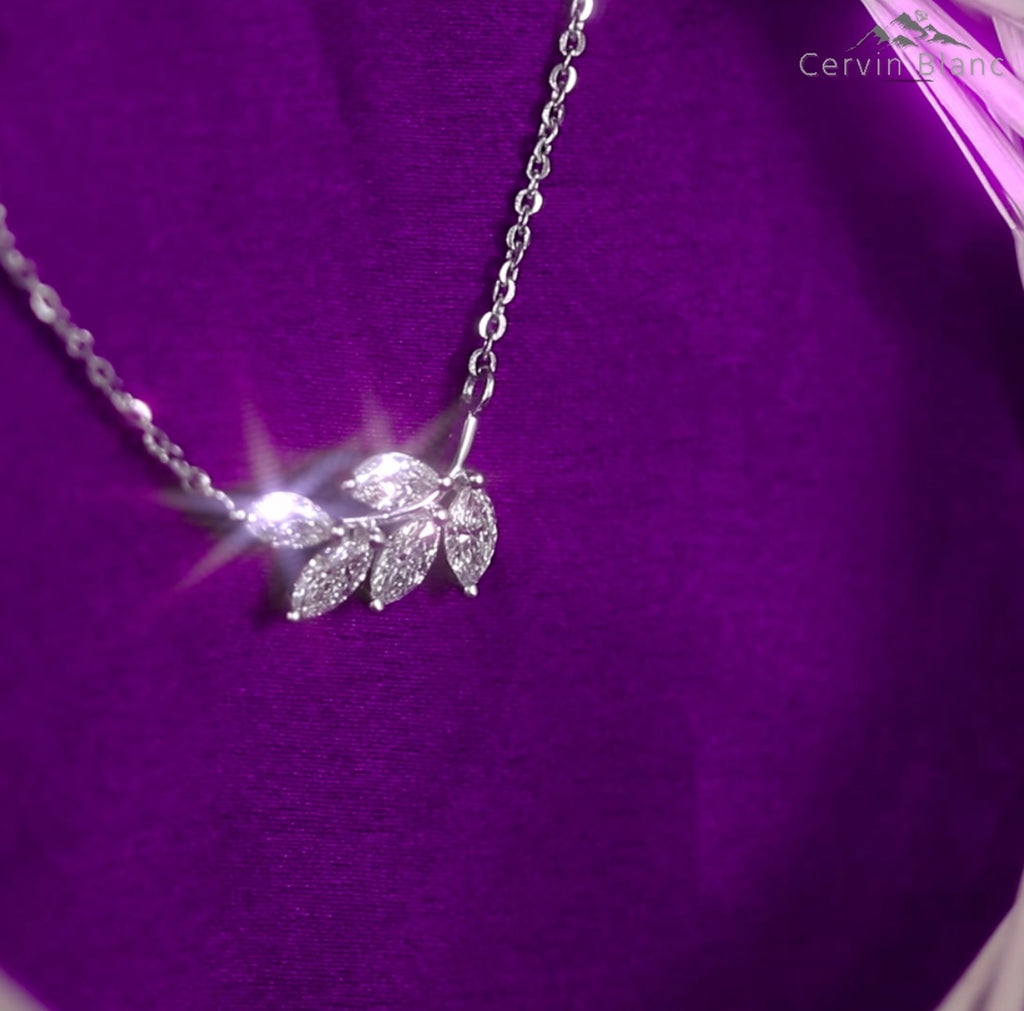 Collier en or blanc 18 carats serti d'un diamant taille marquise de 1,15 carat, formant une feuille.