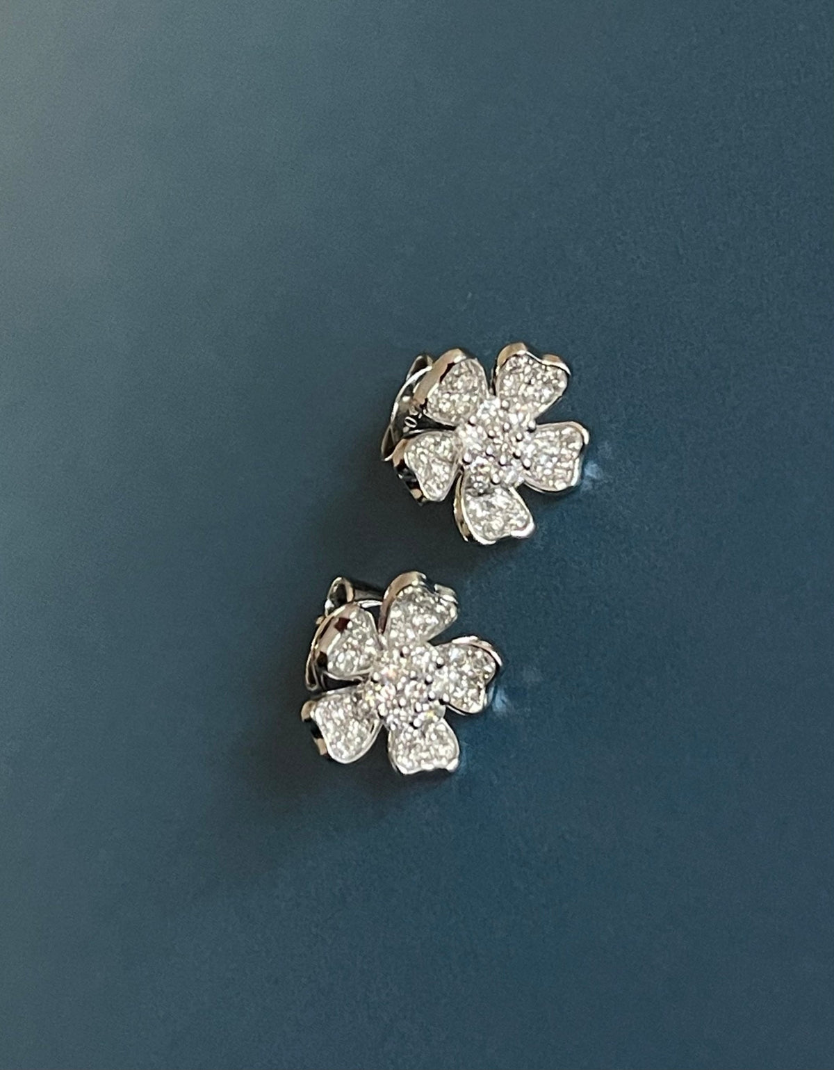 Boucles d'oreilles en diamant en forme de trèfle, puces d'oreilles en or blanc 18 carats