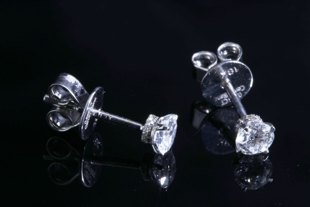  Orecchini in oro bianco con diamanti solitari da 0,57 ct