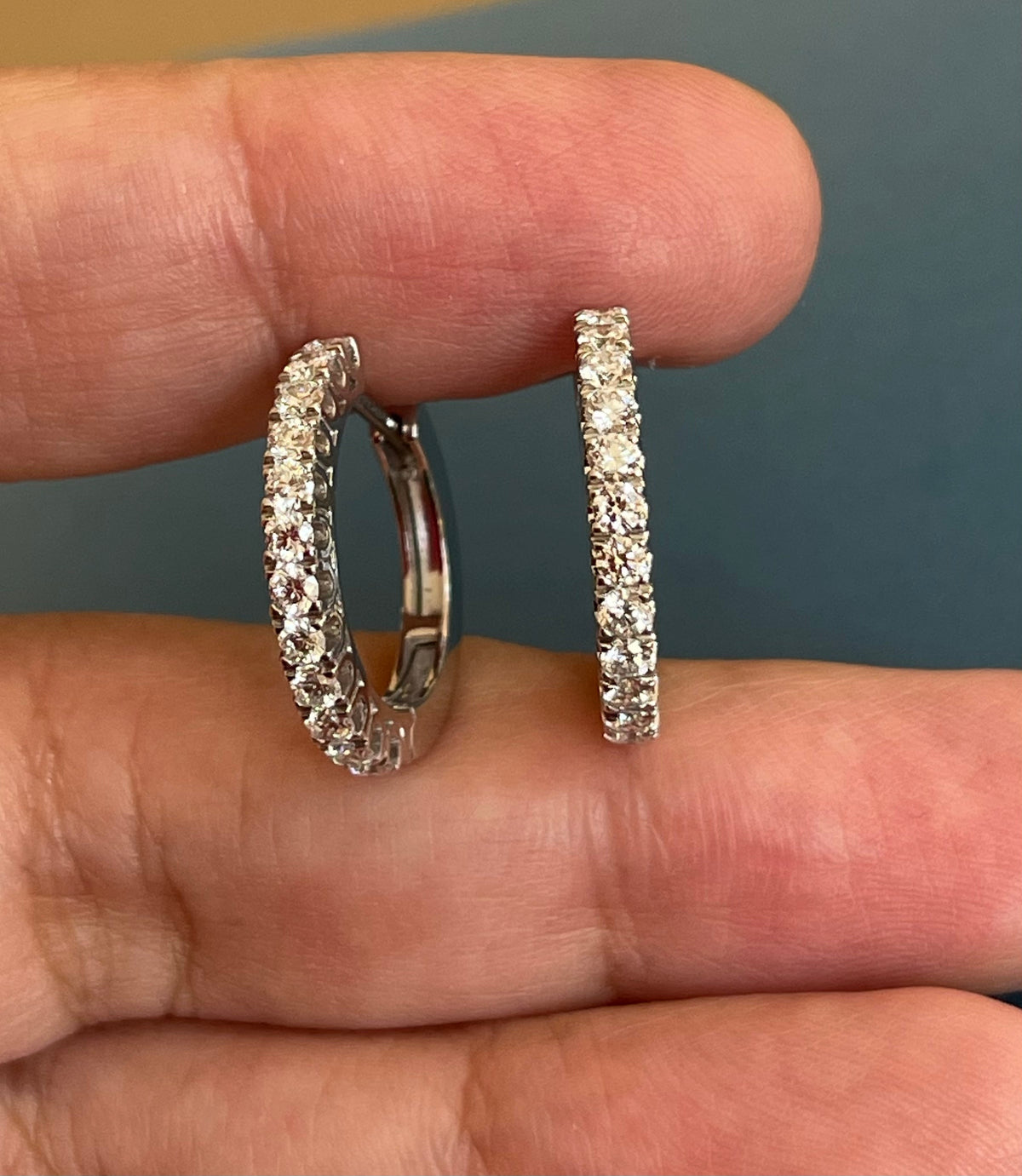 Boucles d'oreilles créoles en or blanc 18 carats serties de diamants (1 carat).