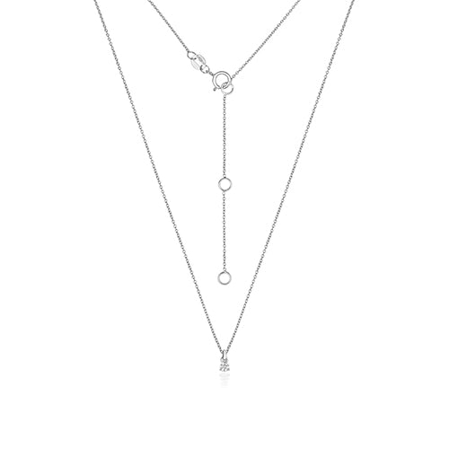 Collier solitaire en or blanc 18 carats serti de diamants et monté sur trois griffes.
