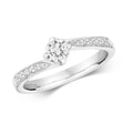 Bague solitaire en or blanc 18 carats, sertie griffes et pierres serties grainées.