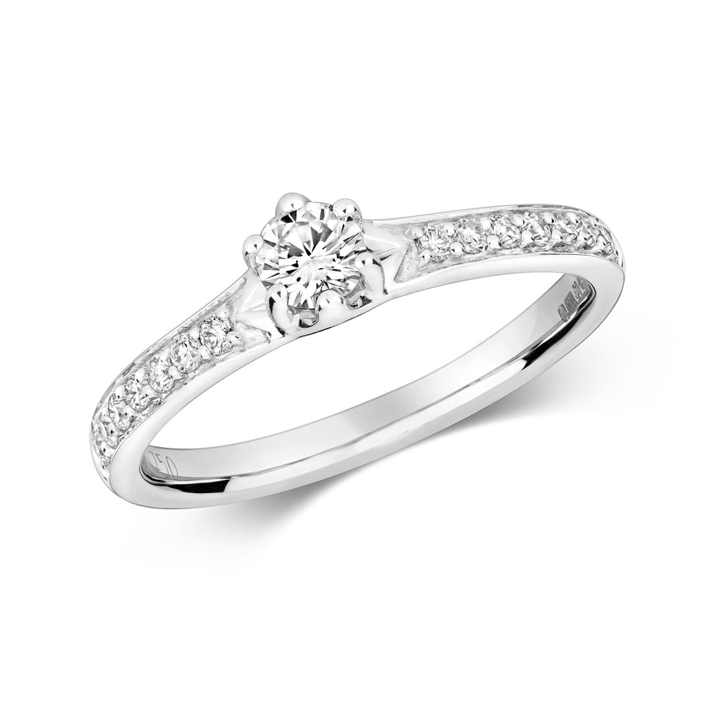 Bague solitaire en or blanc 18 carats, sertie de diamants solitaires à 6 griffes et sertie grainée sur les épaules.