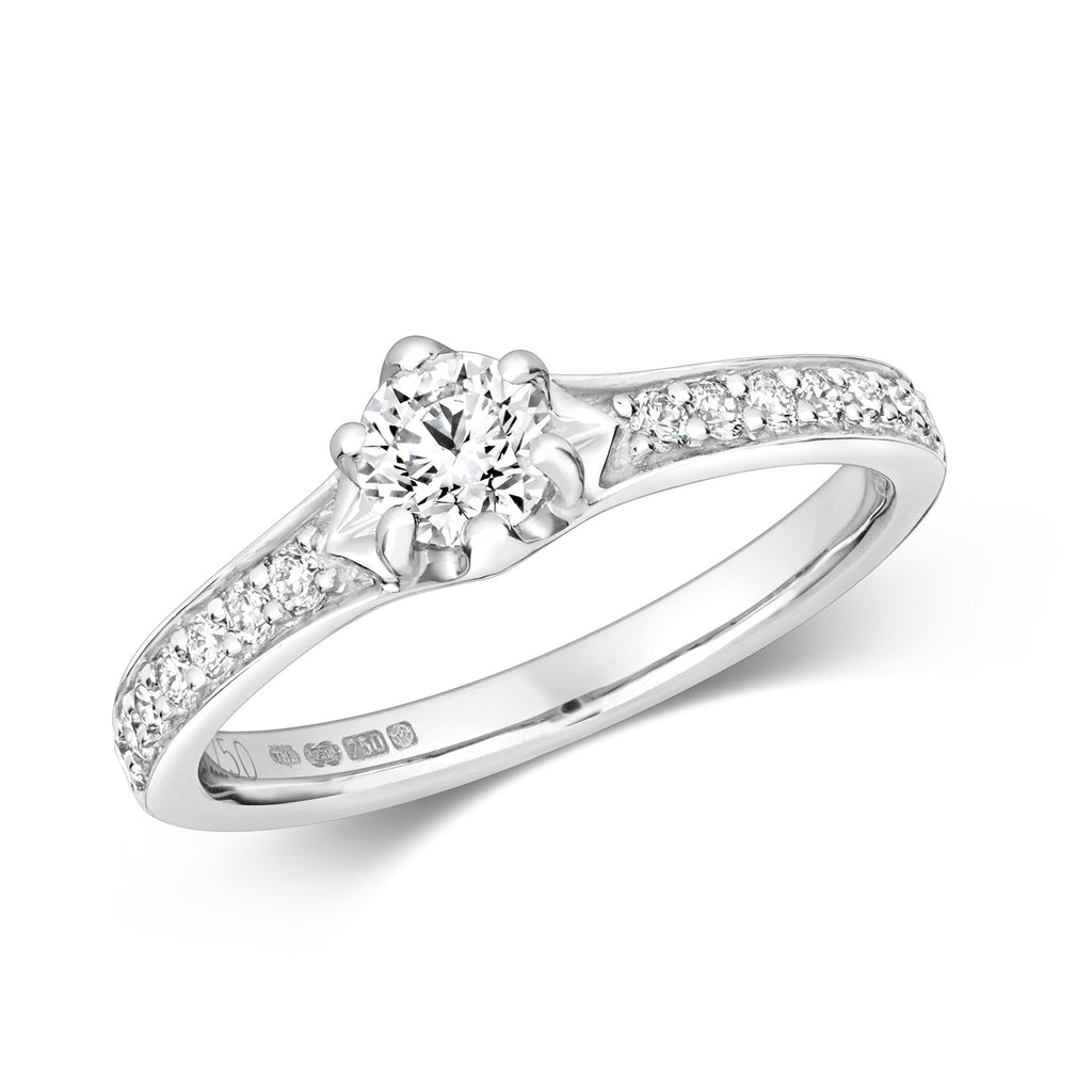 Bague solitaire en or blanc 18 carats, sertie de diamants solitaires à 6 griffes et sertie grainée sur les épaules.