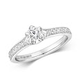 Bague solitaire en or blanc 18 carats, sertie de diamants solitaires à 6 griffes et sertie grainée sur les épaules.