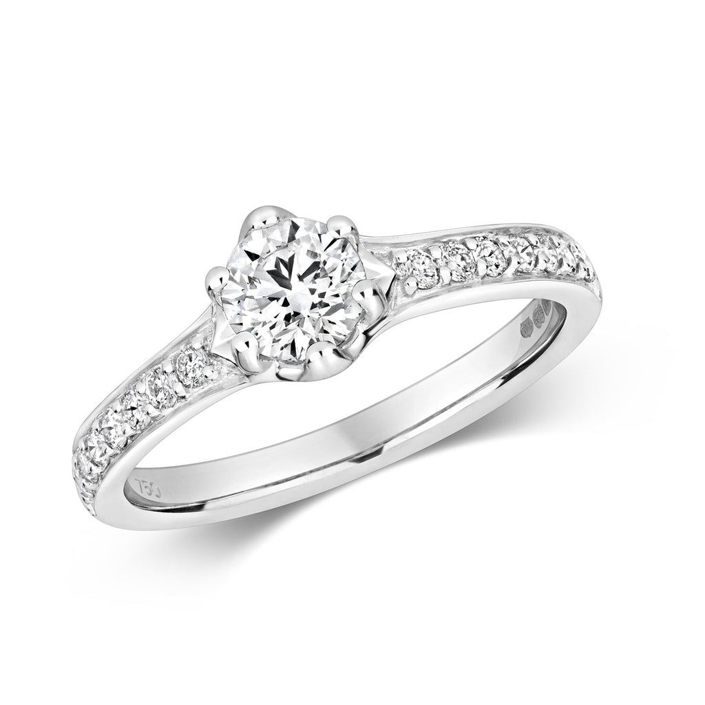 Bague solitaire en or blanc 18 carats, sertie de diamants solitaires à 6 griffes et sertie grainée sur les épaules.