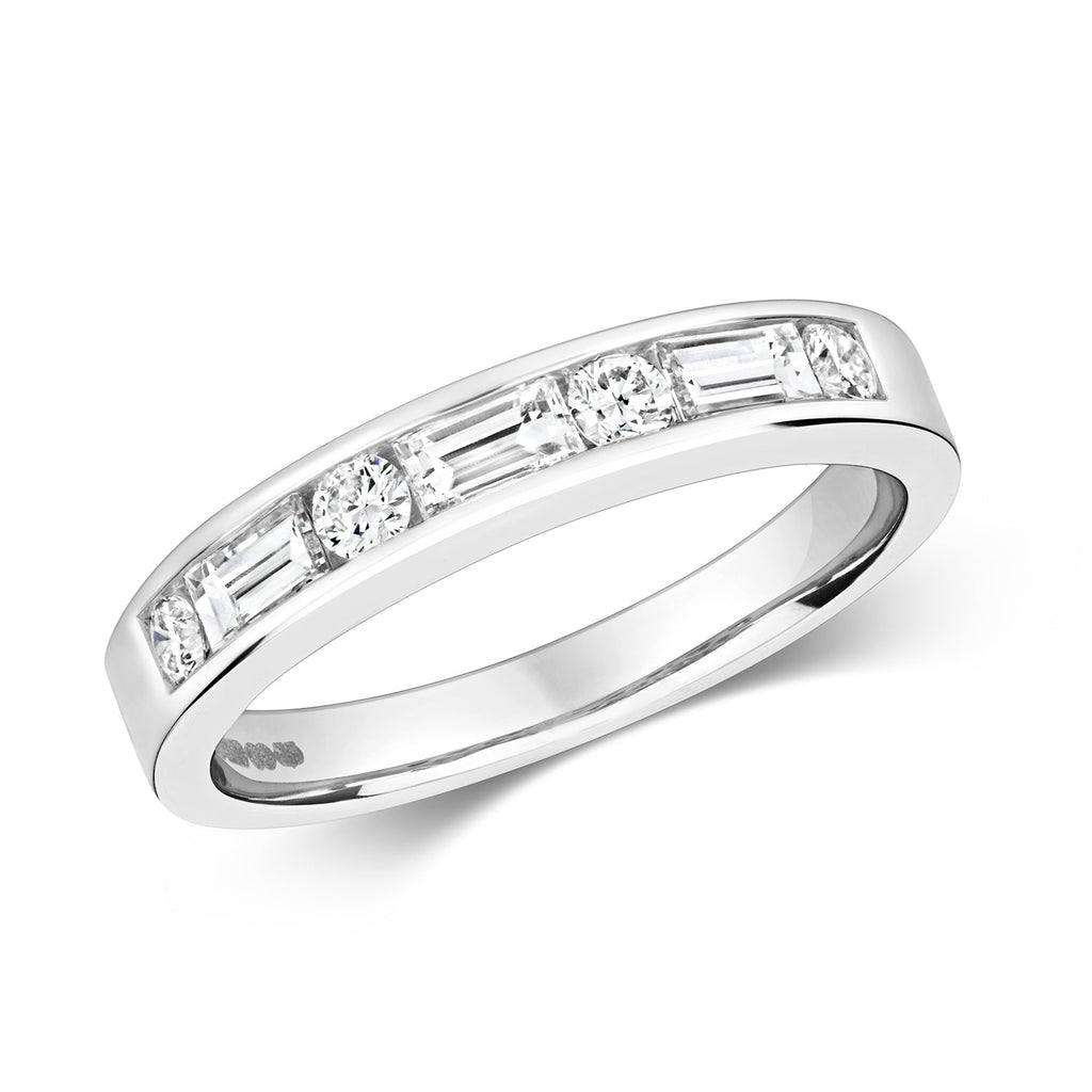 Bague sertie de diamants ronds et baguettes en or blanc 18 carats