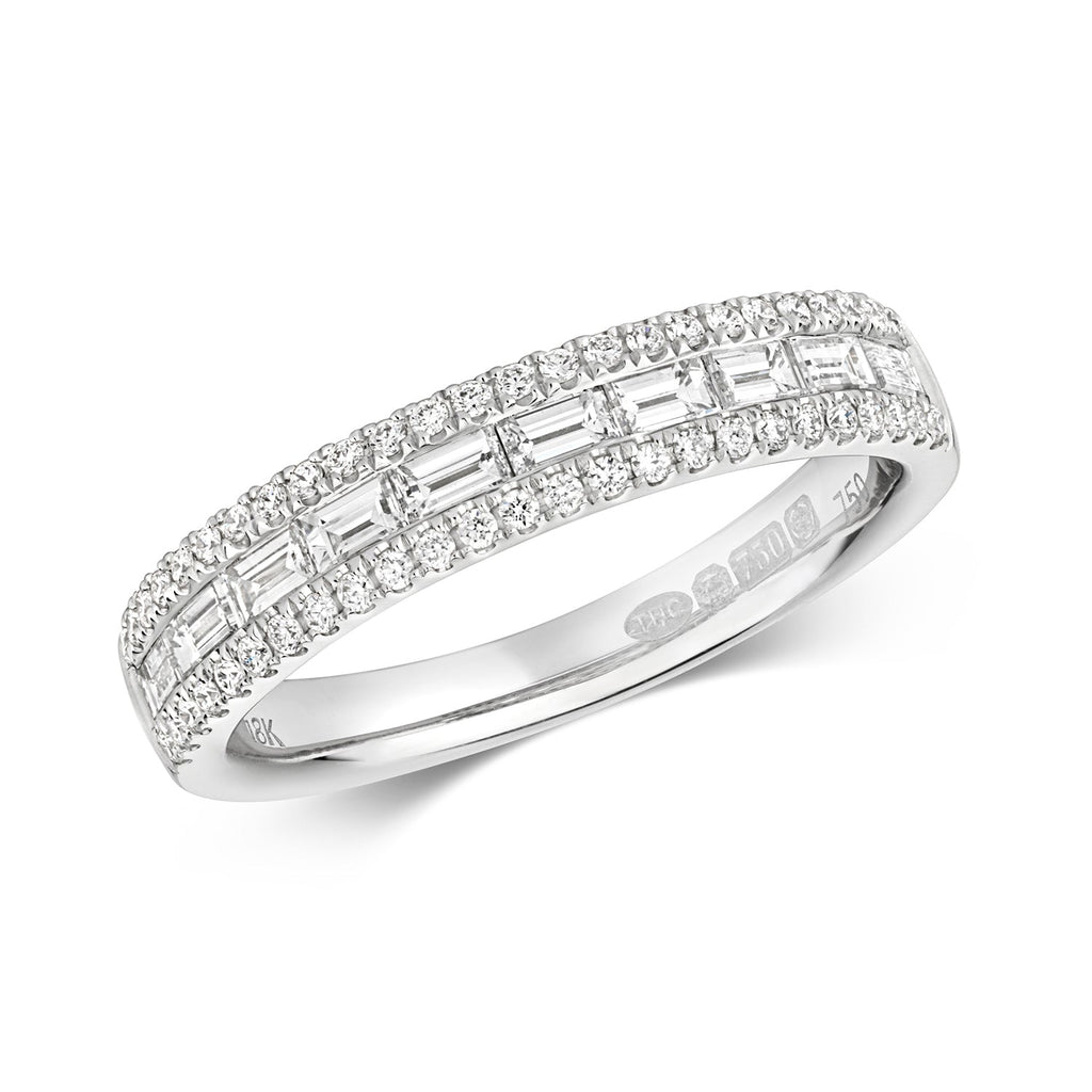 Bague d'éternité en or blanc 18 carats sertie de diamants baguette et griffes