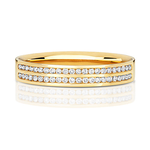 Alliance sertie de diamants en or 18 carats, à deux rangs.